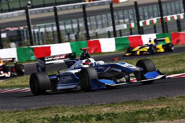 オーバーテイクやテール・トゥ・ノーズの接近戦で観客を沸かせた小林可夢偉(KCMG)