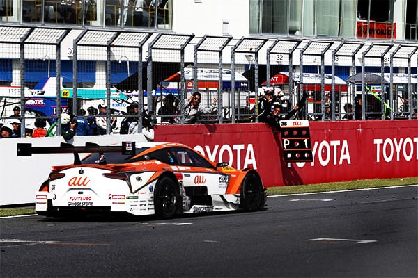 トップチェッカーを受けたau TOM'S LC500 36号車(中嶋一貴/ジェームス・ロシター)