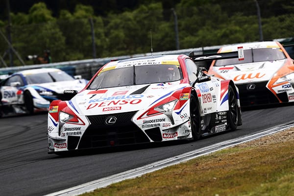 激しく順位を争ったヘイキ・コバライネンのDENSO KOBELCO SARD LC500 1号車とジェームス・ロシターのau TOM'S LC500 36号車