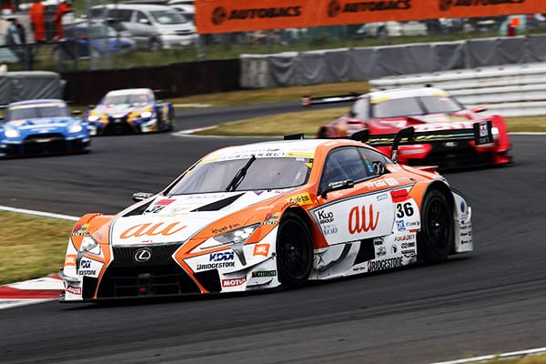 トップチェッカーを受けたau TOM'S LC500 36号車(中嶋一貴/ジェームス・ロシター)