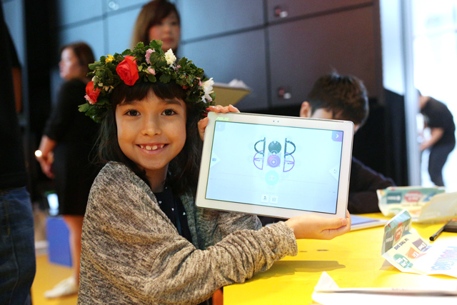 A participating child displays her "Mobilmo".