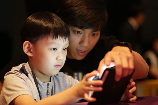 The new app captivates a young user.