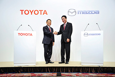 左：トヨタ 代表取締役社長 豊田 章男／右：マツダ 代表取締役社長 小飼 雅道