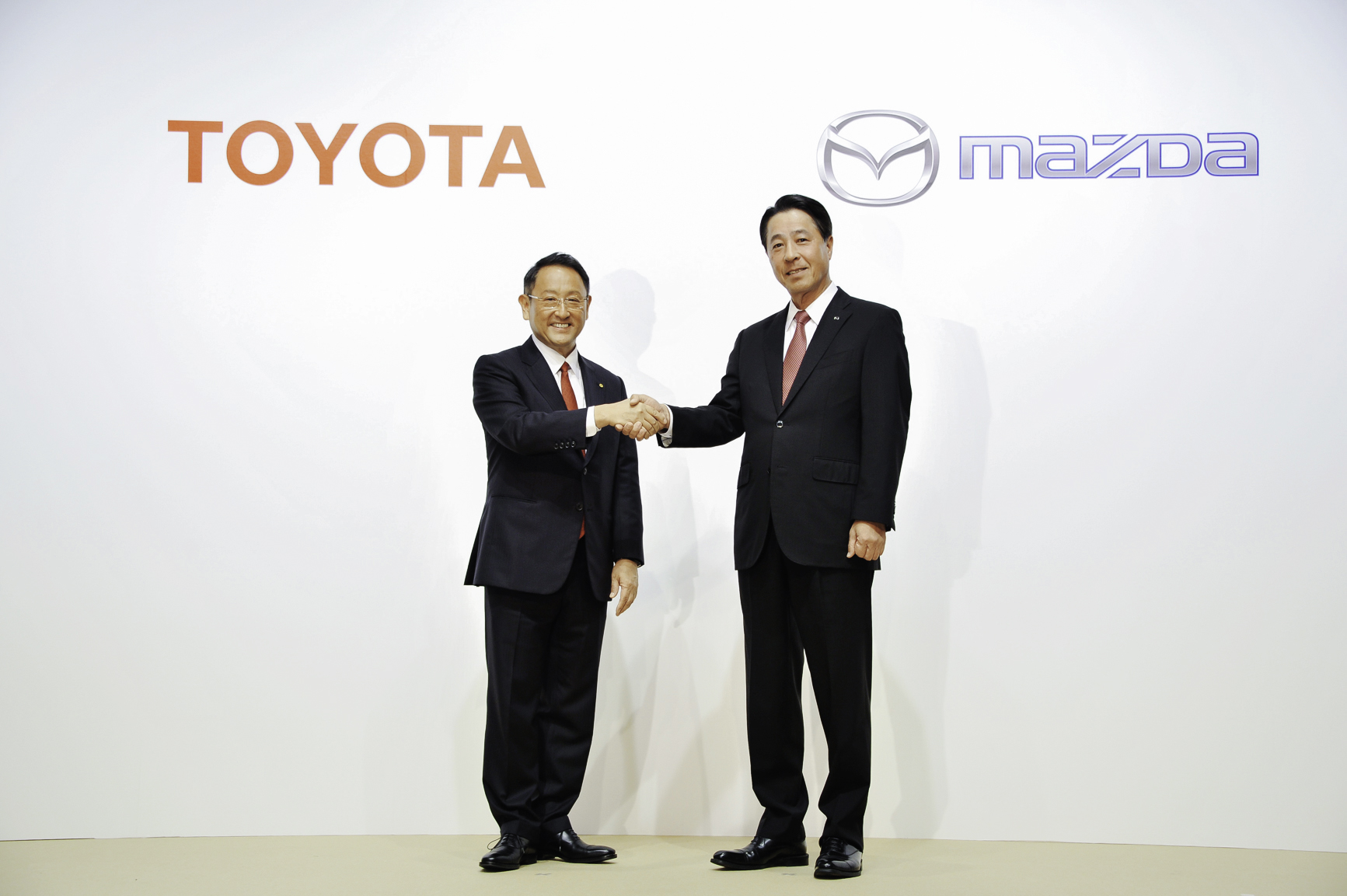 左：トヨタ 代表取締役社長 豊田 章男／右：マツダ 代表取締役社長 小飼 雅道