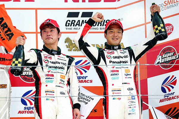 3位フィニッシュで今シーズン初表彰台を獲得したTOYOTA PRIUS apr GT 31号車の嵯峨宏紀と久保凜太郎