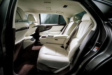 LS 500h "version L" (with "White" interior and options)