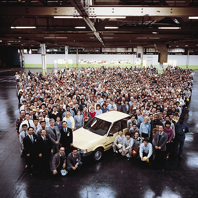 NUMMIラインオフ1号車を囲んで（ノバ1号車と）