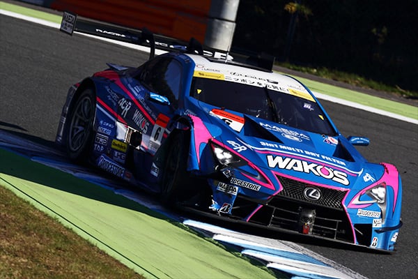 フォーメーションラップ中に前車に接触し、右フロントにダメージを抱えたWAKO'S 4CR LC500 6号車(大嶋和也/アンドレア・カルダレッリ)