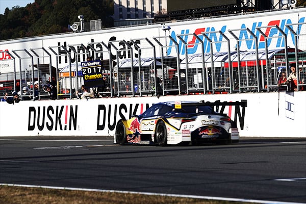 2位でフィニッシュしシリーズチャンピオンを獲得したKeePer TOM'S LC500 37号車(平川亮/ニック・キャシディ)