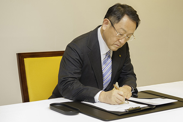 Signing of partnership agreement between Panasonic and Toyota