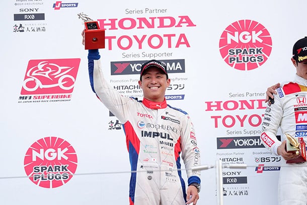 関口雄飛、優勝目前でまさかのタイヤ脱落……ピットアウト直後から