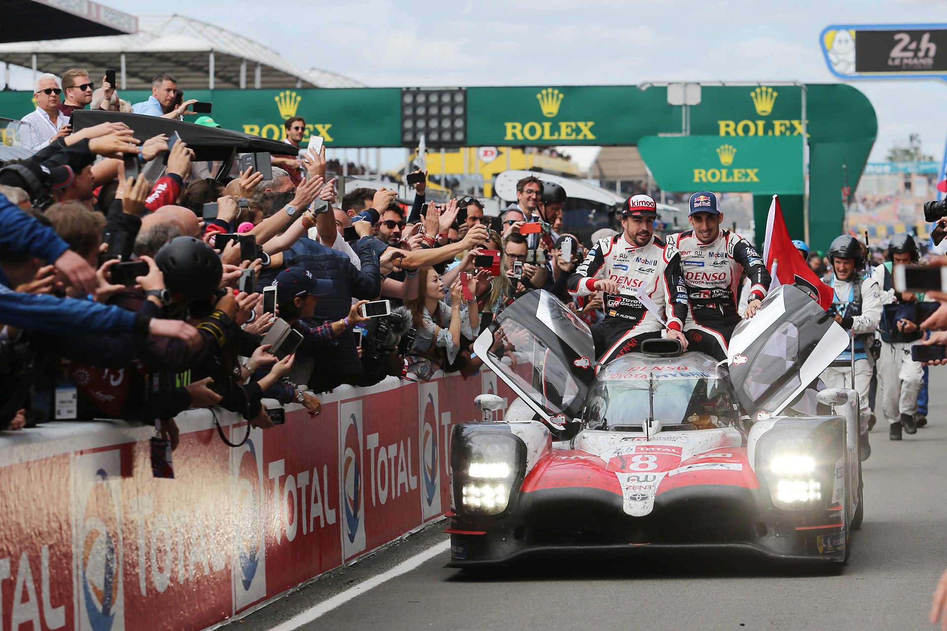 TOYOTA GAZOO Racing、悲願のル・マン初制覇！ 中嶋／ブエミ