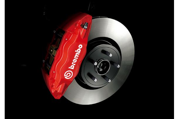 brembo製17インチ対向フロント4ポット・リヤ2ポットベンチレーテッドディスクブレーキ