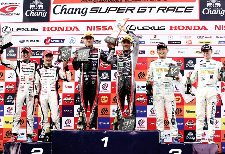 2位表彰台を獲得した嵯峨 宏紀／平手 晃平（写真左）と吉本 大樹／宮田 莉朋（写真右）