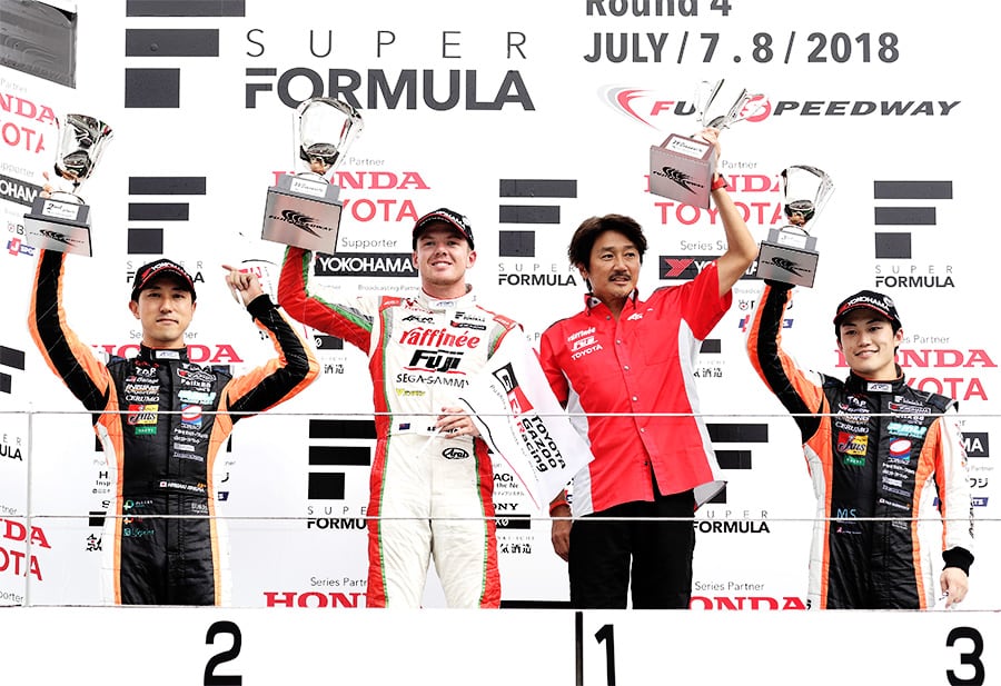 初優勝を飾ったニック・キャシディ（中央左）と近藤 真彦チーム監督（中央右）、2位の石浦 宏明（左）、3位の国本 雄資（右）