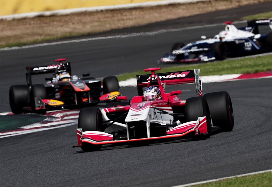 トップ争いを繰り広げるニック・キャシディ（ORIENTALBIO KONDO SF14 3号車）と石浦 宏明（JMS P. MU / CERUMO・INGING SF14 1号車）