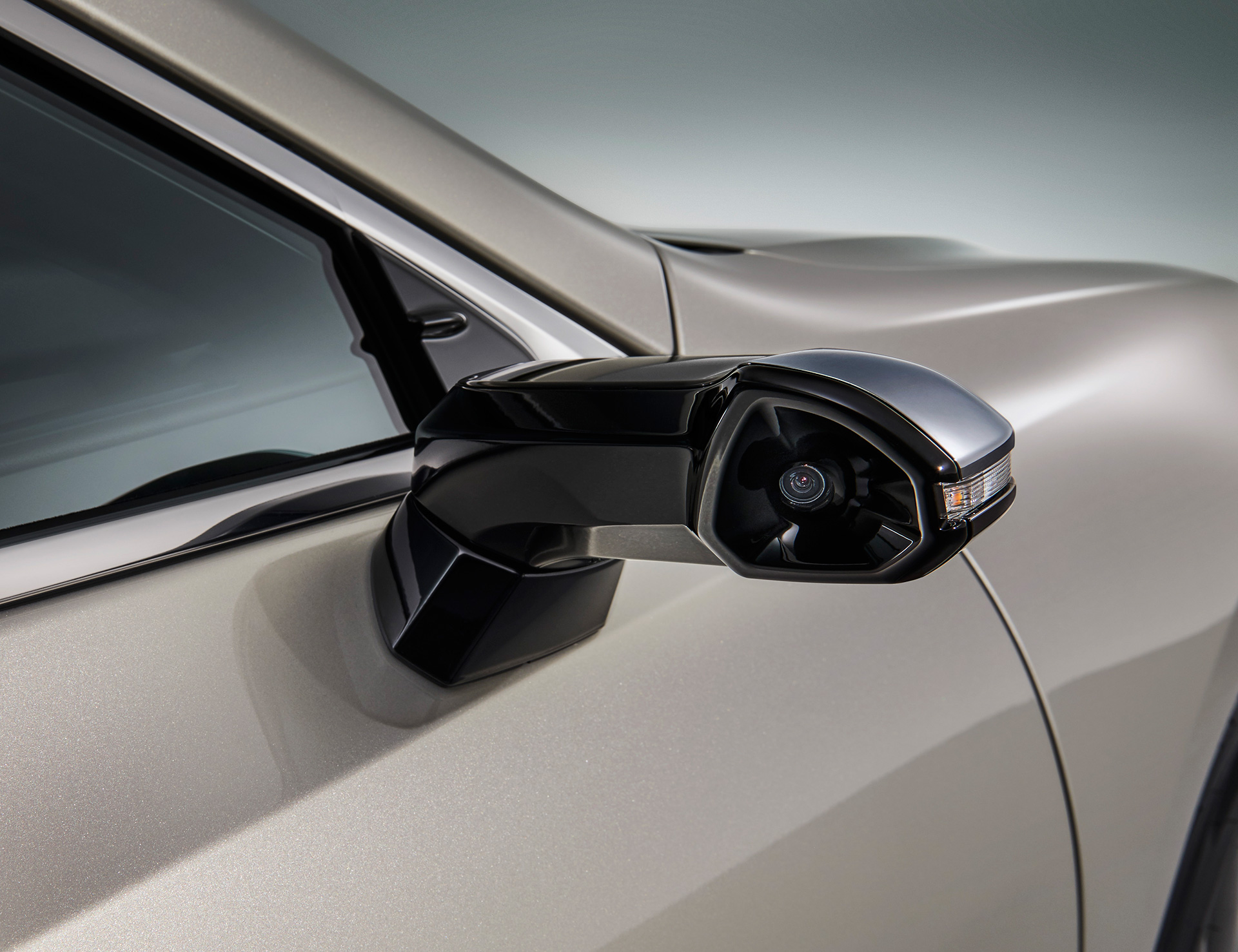 LEXUS、デジタルアウターミラーを量産車に世界初採用 | レクサス 