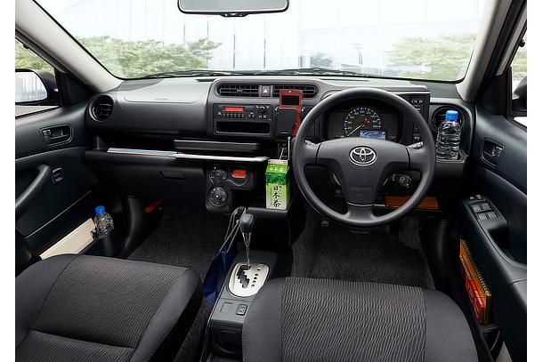 運転席まわり収納（ハイブリッド車）＜オプション装着車＞
