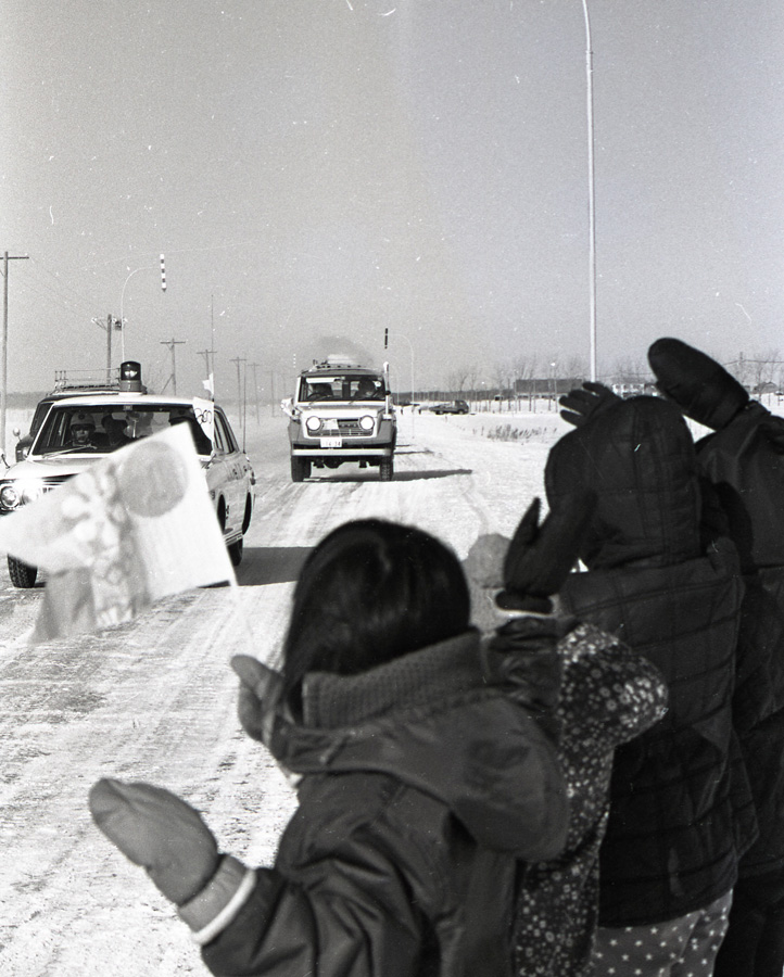 札幌1972オリンピック聖火リレーでランナーを先導するランドクルーザー