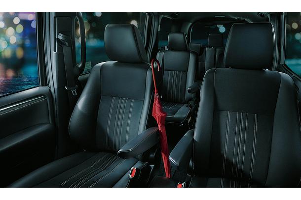 エスクァイア 特別仕様車 Gi“Premium Package・Black-Tailored”（2WD）（内装色 ： ブラック）
