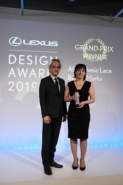 LEXUS DESIGN AWARD 2019 グランプリ受賞者 リサ・マークス（右） Lexus International President 澤 良宏（左）