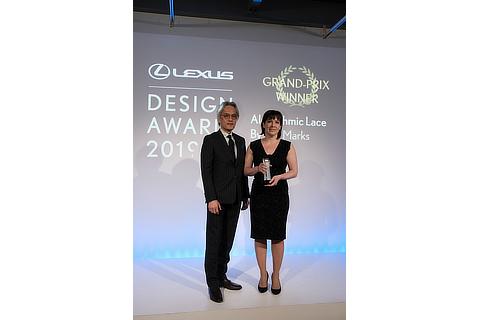 LEXUS DESIGN AWARD 2019 グランプリ受賞者 リサ・マークス（右） Lexus International President 澤 良宏（左）