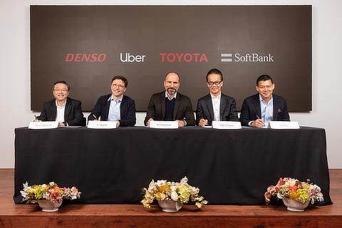 調印式の様子（左から）デンソー取締役副社長 若林宏之、Uber ATG責任者 エリック・メイホファー、Uber CEO ダラ・コスロシャヒ、トヨタ副社長 友山茂樹、SVF Managing Partner アーヴィン・トゥ