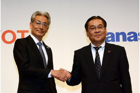 Left: Toyota Operating Officer Masayoshi Shirayanagi, right: Panasonic Senior Managing Executive Officer Makoto Kitano