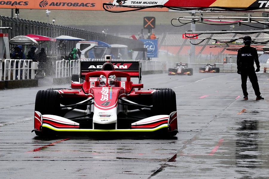 難しいコンディションの中、ポールポジションを獲得した国本 雄資（KONDO RACING 4号車）