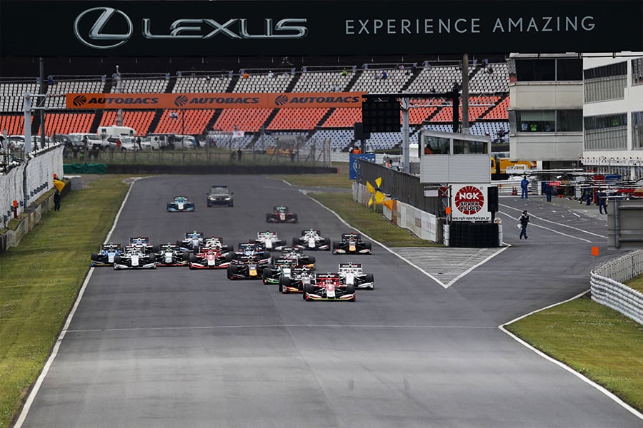 決勝レースのスタートシーン