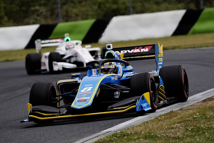 3位表彰台を獲得した大嶋 和也（ORIENTALBIO KONDO SF19 4号車）