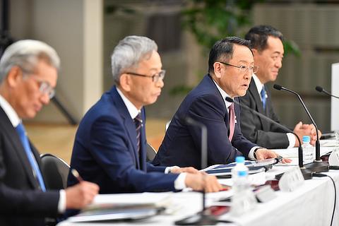 Masayoshi Shirayanagi, Operating Officer / Koji Kobayashi, Executive Vice President / Akio Toyoda, President / Shigeki Terashi, Executive Vice President
