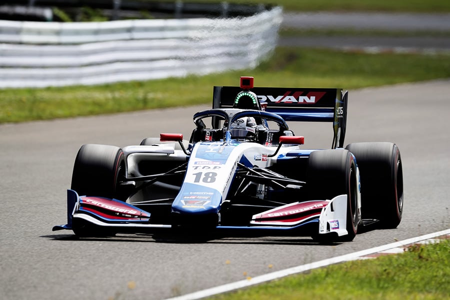 決勝レースを2位でフィニッシュした小林 可夢偉（carrozzeria Team KCMG 18号車）