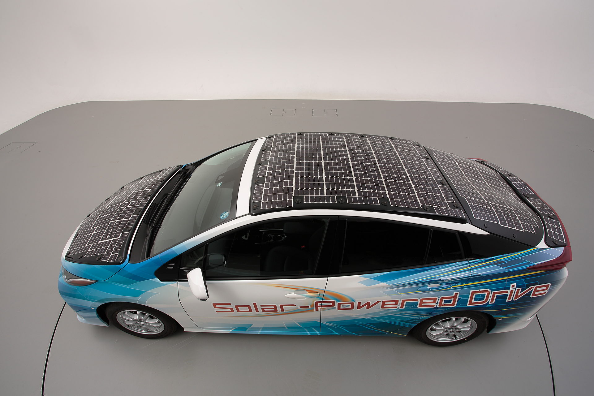Prius-PHV-demo-model-equipped-with-solar-battery-panel