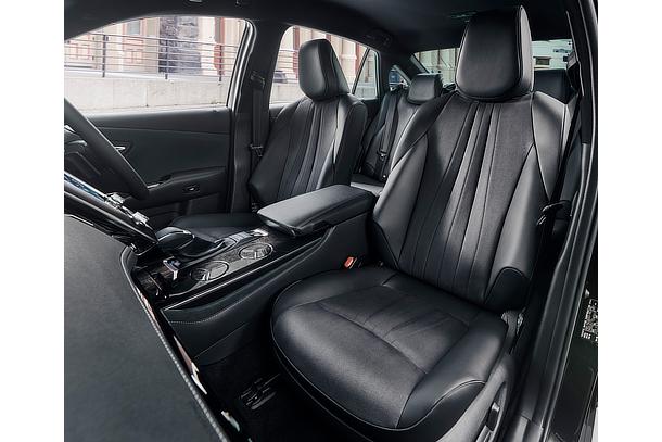 特別仕様車 S“Elegance Style”（2.5L ハイブリッド車）（内装色 ： ブラック）