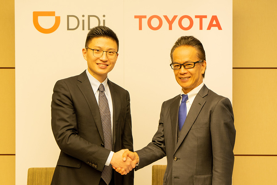 Signing Ceremony [from left to right] Stephen Zhu, Senior Vice President of Didi Chuxing; Shigeki Tomoyama, Executive Vice President of Toyota Motor Corporation