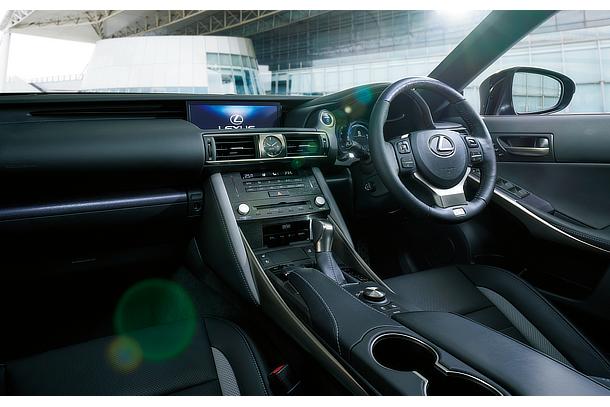 特別仕様車専用ブルーグレーステッチ（メーターフード・ニーパッド・ドアトリム・コンソール）