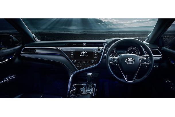TOYOTA、カムリを一部改良し、スマートフォンアプリの操作ができる 