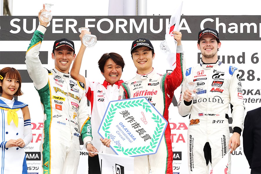 スーパーフォーミュラ初勝利を挙げた山下 健太（ORIENTALBIO KONDO SF19 3号車 ： 中央右）、2位の中嶋 一貴（VANTELIN KOWA TOM'S SF19 36号車 ： 左）