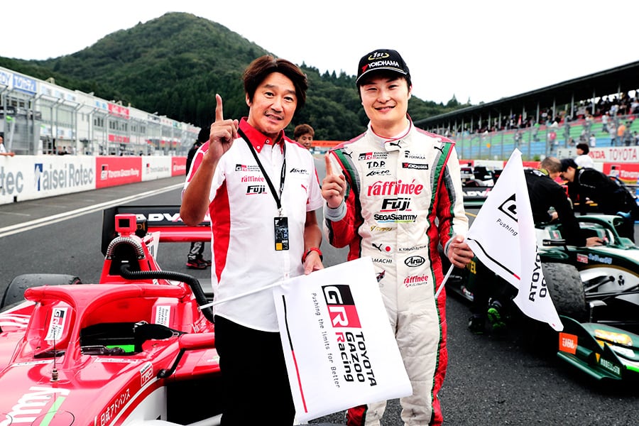 スーパーフォーミュラ初優勝を果たした山下 健太（KONDO RACING 3号車）と近藤 真彦監督