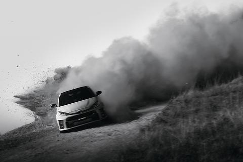特別仕様車 RZ“High-performance・First Edition”（スーパーホワイトⅡ）
