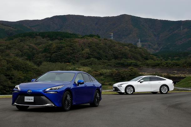 MIRAI（プロトタイプ）左 ： Z（フォースブルーマルチプルレイヤーズ）、右 ： G“Executive Package”（プレシャスホワイトパール）
