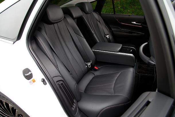 MIRAI（プロトタイプ）G“Executive Package”本革シート（リヤ）（内装色 ： ブラック、インテリア加飾 ： カッパー）