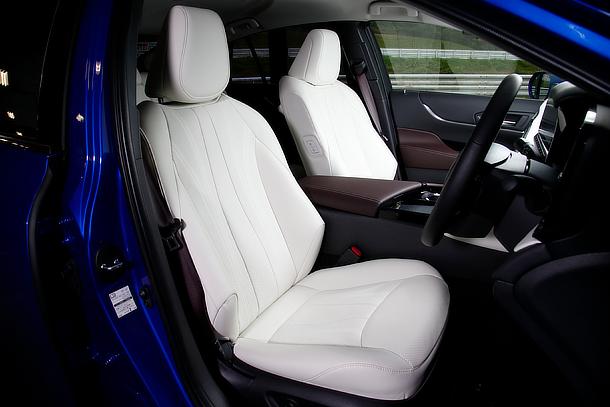 MIRAI（プロトタイプ）Z“Executive Package”本革シート（フロント）（内装色 ： ホワイト＆ダークブラウン、インテリア加飾 ： サテンクローム）
