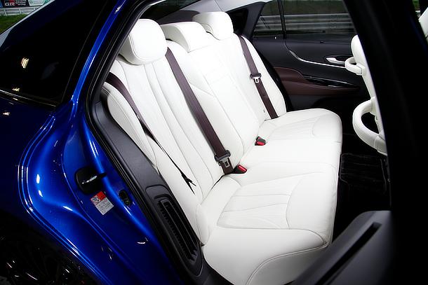 MIRAI（プロトタイプ）Z“Executive Package”本革シート（リヤ）（内装色 ： ホワイト＆ダークブラウン、インテリア加飾 ： サテンクローム）