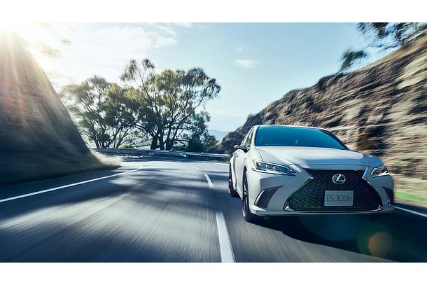 ES300h“F SPORT”（ホワイトノーヴァガラスフレーク）“F SPORT”専用色＜オプション装着車＞