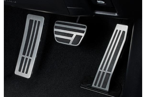 “F SPORT”専用アルミ製スポーツペダル＆フットレスト