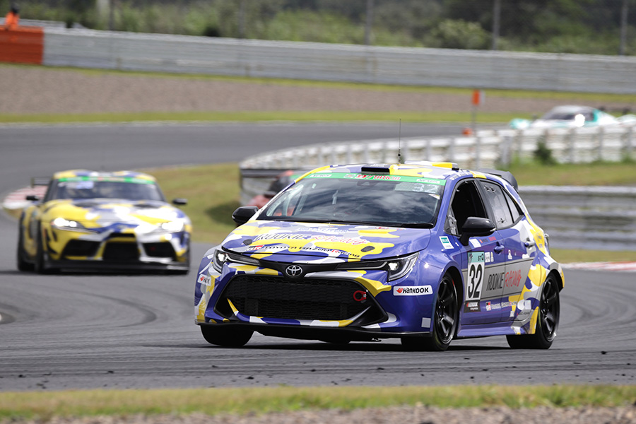 A vehicle equipped with a hydrogen-powered engine races at the Super Taikyu Race in Autopolis