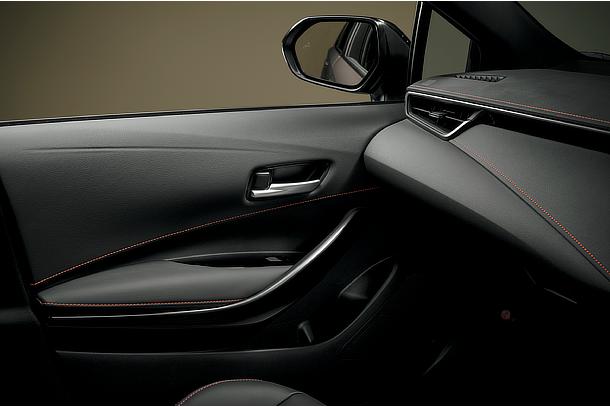 カローラ ツーリング 特別仕様車 オレンジステッチ（ドアトリムショルダー／インストルメントパネル）