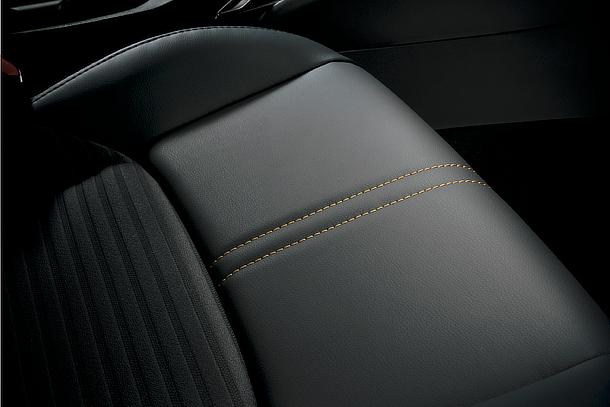 カローラ スポーツ 特別仕様車 アクセントステッチ（イエローゴールド）